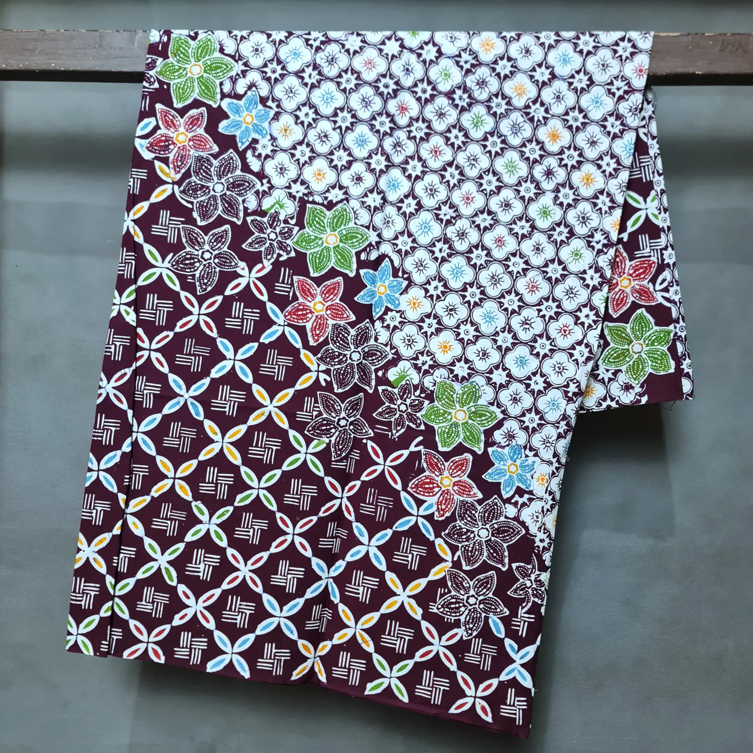 Kain Batik Colet Kombinasi Buketan Anyaman Marun